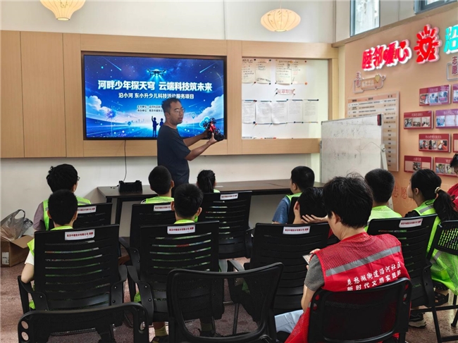 无人机体验趣味多 南京沿河社区把科普课堂“搬”进社区