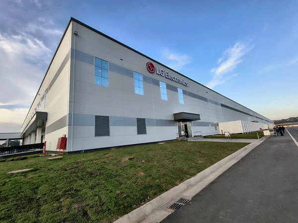 LG Electronics' new facility in Paraná, Brazil, spans an area of approximately 770,000 square meters and has an annual production capacity of approximately 600,000 refrigerators. LG Electronics' new facility in Paraná, Brazil, spans an area of approximately 770,000 square meters and has an annual production capacity of approximately 600,000 refrigerators.