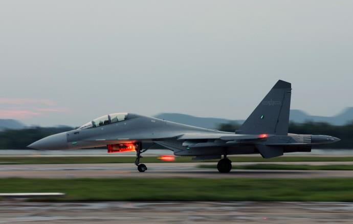 近日，南部战区空军航空兵某旅组织跨昼夜飞行训练，数架“潜龙”接续升空，在实战实训中不断淬炼胜战能力。（来源：中国军号）