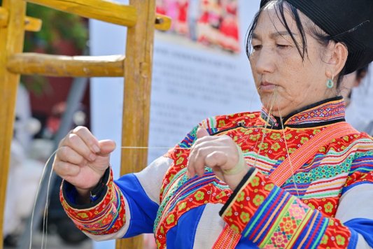 赋能山间非遗 织就巾帼力量｜“寻找非遗传承人·山间的火草织”项目正式启动