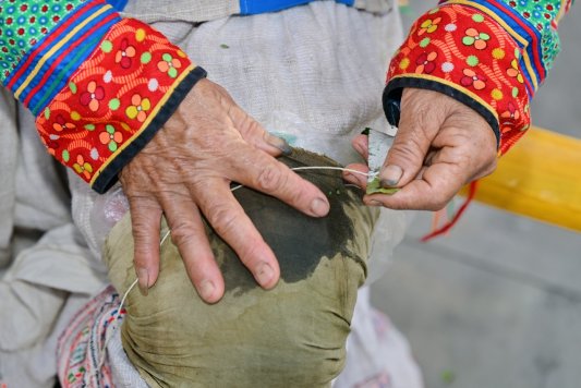 赋能山间非遗 织就巾帼力量｜“寻找非遗传承人·山间的火草织”项目正式启动