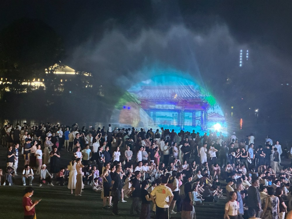 今年暑期，玄武湖的3D沉浸式水幕电影和纱幕投影吸引众多游客。南京日报/紫金山新闻记者 李子俊 实习生 徐丽 摄