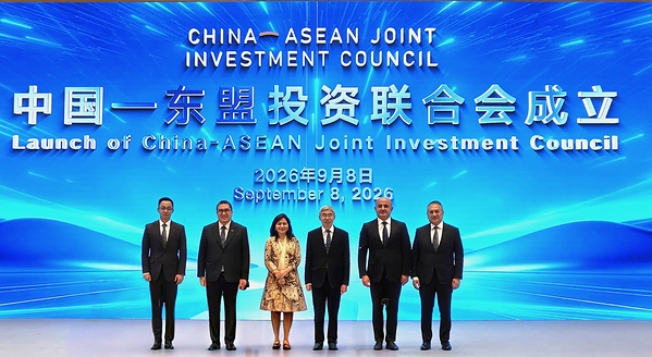 L-R: Wang Sheng, Chairman of CGS, Dr Soraphol Tulayasathien, Secretary-General of GPF,  Arisia Arundati Pusponegoro, Chief Legal Counsel of INA, Zhang Qingsong, Chairman and CEO of CIC, Israfil Mammadov, CEO of SOFAZ, Dato’ Amirul Feisal Wan Zahir, Managing Director of Khazanah