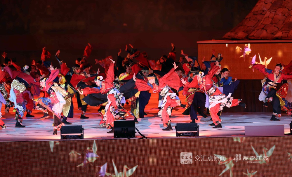 9月19日晚，第二十届亚洲运动会在日本爱知县名古屋市开幕。文艺汇演着重展现比赛地爱知和名古屋的历史与文化，并融合亚洲其他国家和地区的特色，旨在将“在这里，成为一体”的亚运会口号展现在观众面前。新华日报·交汇点特派记者 万程鹏 摄