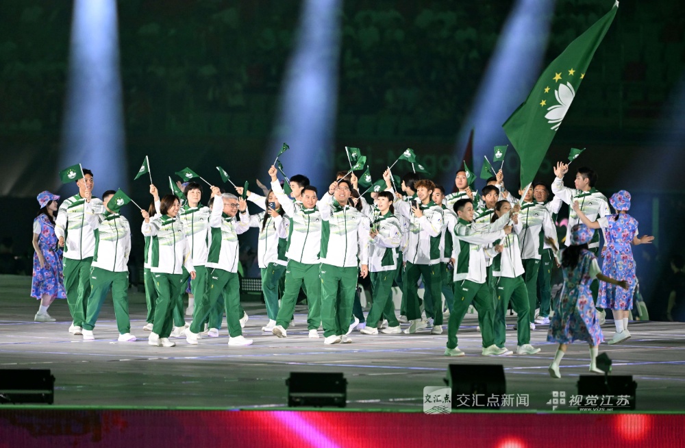 9月19日晚，第二十届亚洲运动会在日本爱知县名古屋市开幕。图为中国澳门代表团入场。新华日报·交汇点特派记者 万程鹏 摄
