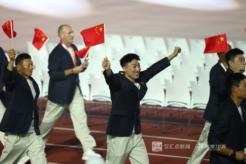 9月19日晚，第二十届亚洲运动会在日本爱知县名古屋市开幕。图为中国体育代表团入场。新华日报·交汇点特派记者 万程鹏 摄