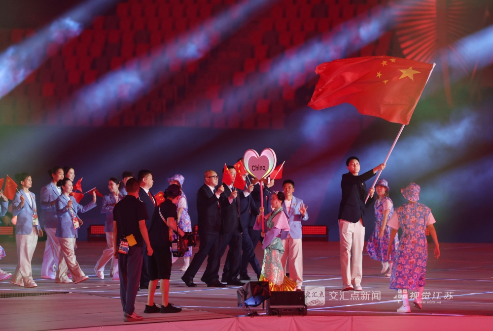 9月19日晚，第二十届亚洲运动会在日本爱知县名古屋市开幕。图为中国体育代表团入场，中国体育代表团旗手是男子篮球运动员胡明轩和女子拳击运动员吴愉。新华日报·交汇点特派记者 万程鹏 摄