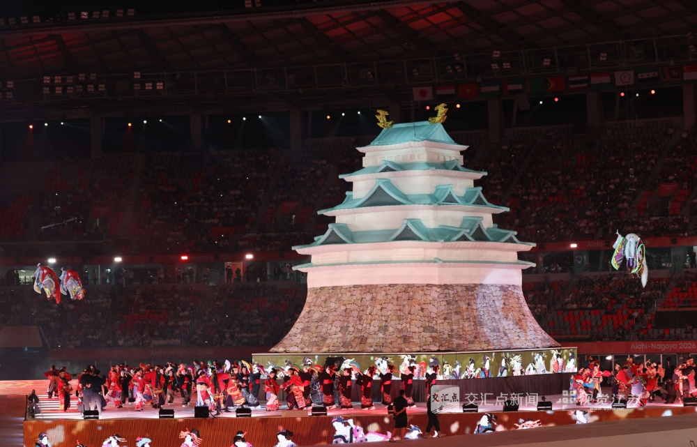 9月19日晚，第二十届亚洲运动会在日本爱知县名古屋市开幕。文艺汇演着重展现比赛地爱知和名古屋的历史与文化，并融合亚洲其他国家和地区的特色，旨在将“在这里，成为一体”的亚运会口号展现在观众面前。新华日报·交汇点特派记者 万程鹏 摄