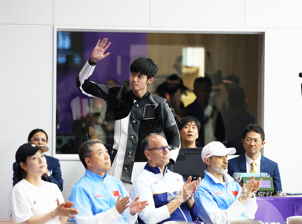 9月21日，在第20届名古屋亚运会男子10米气步枪决赛中，江苏选手盛李豪以254.2环的成绩破亚洲纪录、赛会纪录，获得金牌。新华日报·交汇点特派记者 万程鹏 摄