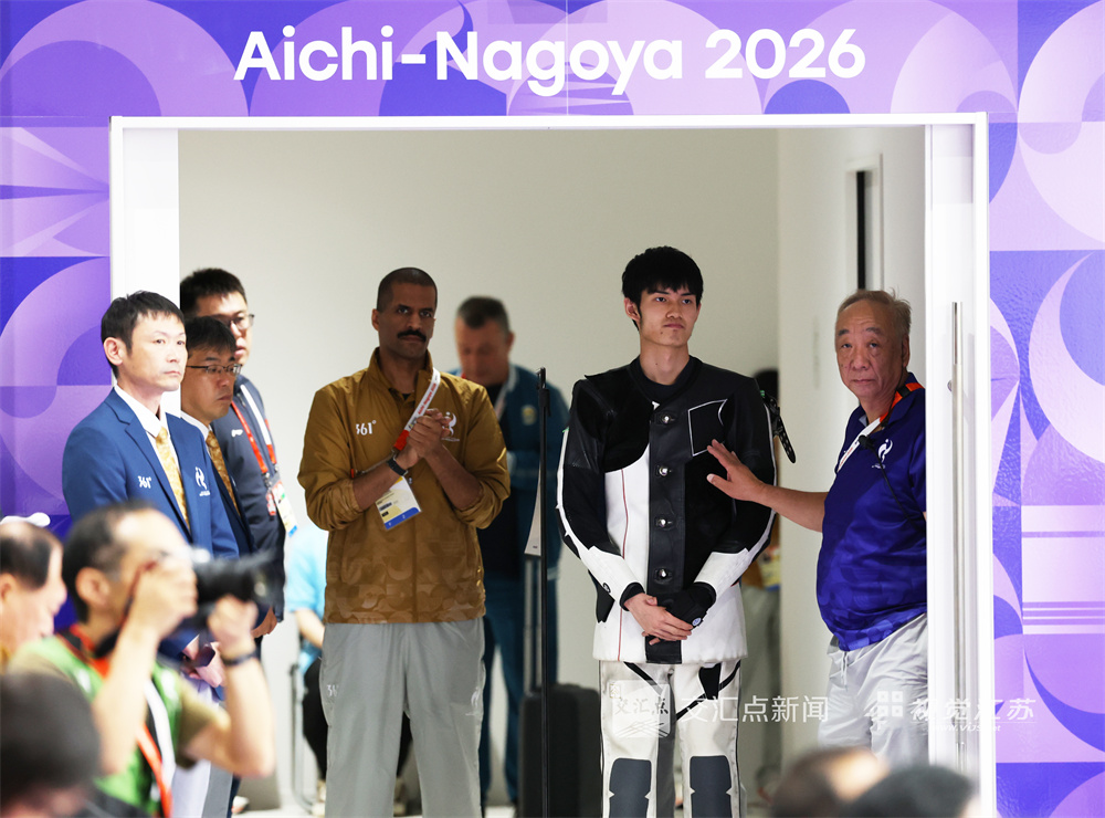 9月21日，在第20届名古屋亚运会男子10米气步枪决赛中，江苏选手盛李豪以254.2环的成绩破亚洲纪录、赛会纪录，获得金牌。新华日报·交汇点特派记者 万程鹏 摄