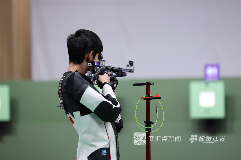 9月21日，在第20届名古屋亚运会男子10米气步枪决赛中，江苏选手盛李豪以254.2环的成绩破亚洲纪录、赛会纪录，获得金牌。新华日报·交汇点特派记者 万程鹏 摄