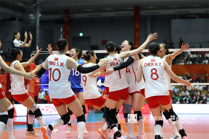 9月22日，在第二十届亚运会女排决赛中，中国女排以3∶0战胜日本女排，实现亚运会三连冠，这也是中国女排队史第十枚亚运金牌。龚翔宇、吴梦洁、唐欣、张籽萱、郭中楠等五名来自江苏的运动员随队出征。
新华日报·交汇点记者 万程鹏 摄
