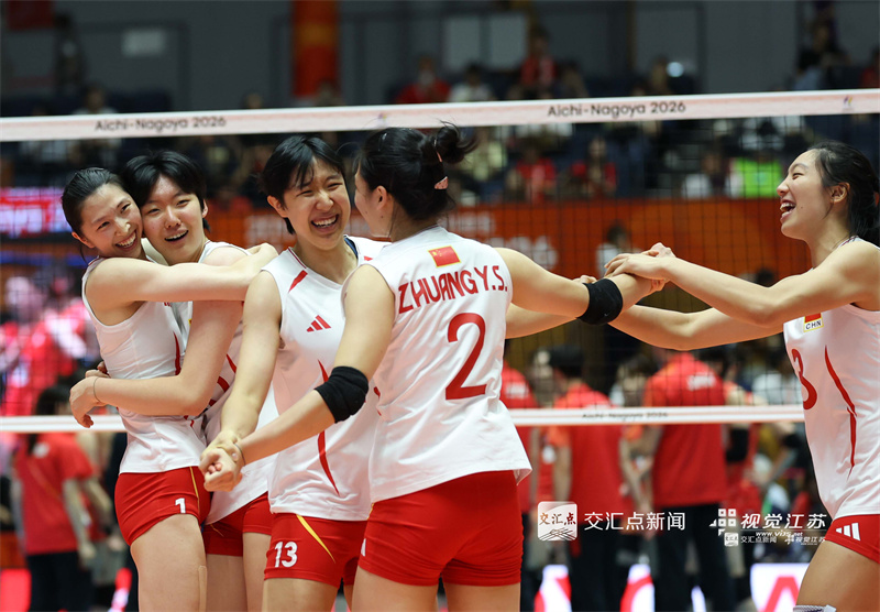 9月22日，在第二十届亚运会女排决赛中，中国女排以3∶0战胜日本女排，实现亚运会三连冠，这也是中国女排队史第十枚亚运金牌。龚翔宇、吴梦洁、唐欣、张籽萱、郭中楠等五名来自江苏的运动员随队出征。
新华日报·交汇点记者 万程鹏 摄
