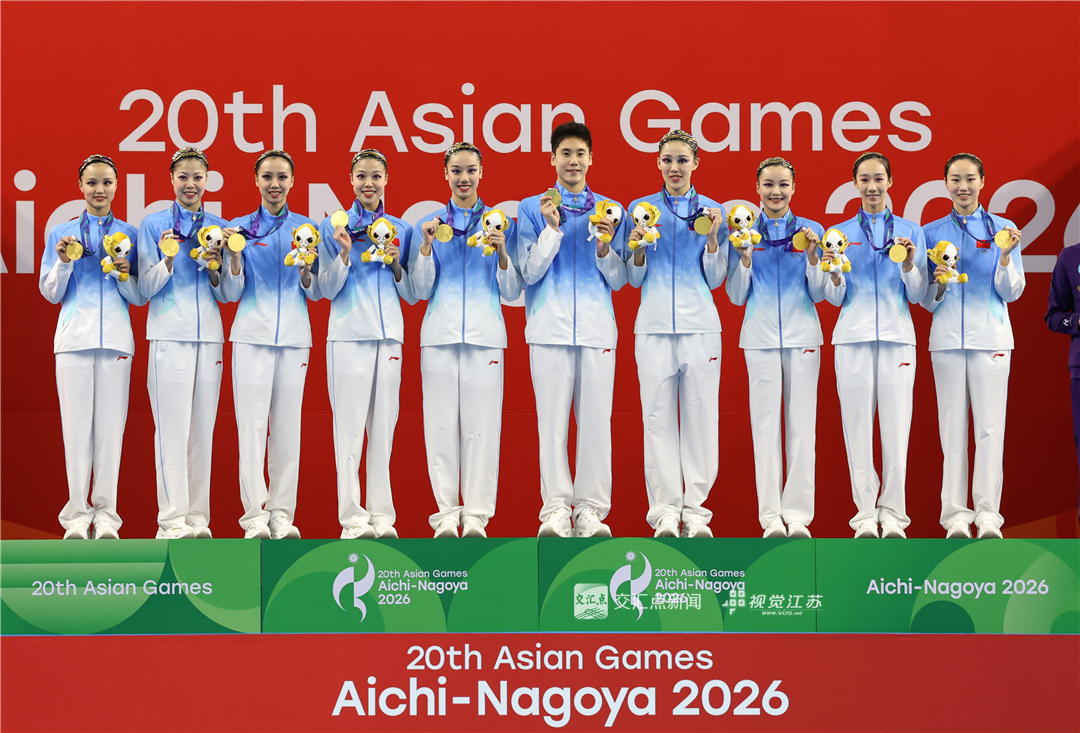 9月28日，名古屋亚运会花样游泳集体项目比赛在日本静冈县滨松市综合游泳中心收官。由戴诗意、郭牧也、李岫宸、林彦含、林彦君、向玢璇、徐汇妍、章小优组成的中国队，凭借三套节目的稳定发挥，以857.5084分的总成绩夺得金牌，实现该项目亚运六连冠。来自江苏的章小优随队参赛。本届赛事，中国花游包揽双人、集体两项金牌。新华日报·交汇点记者 万程鹏 摄