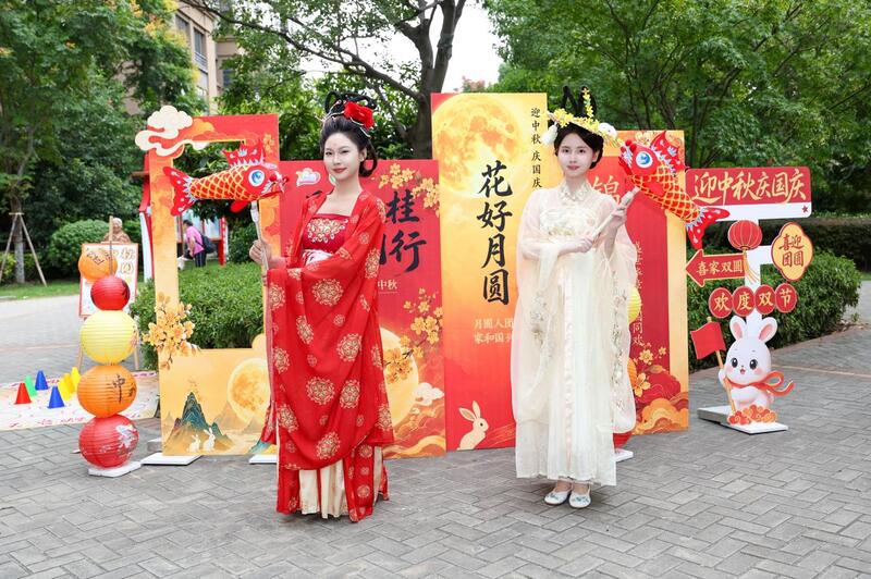 慧湖社区多措并举迎双节 红韵暖心护家园