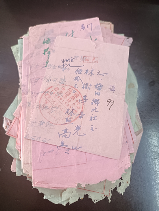 2026年9月10日上午，汕头市民最新捐赠的37封“侨批”。汕头市侨批文物馆供图