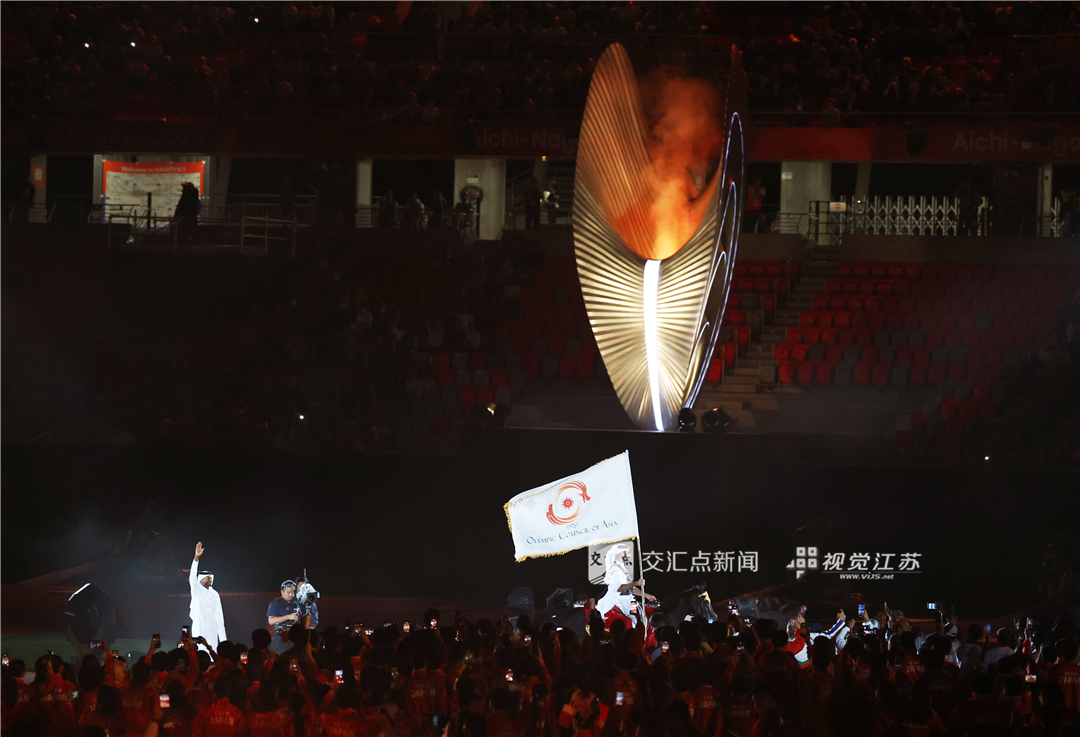 光影之门开启，阿拉伯骑士策马登场，在名古屋亚运会闭幕式的多哈推介环节，骏马载着亚运之约，奔赴多哈。新华日报·交汇点记者 万程鹏 摄