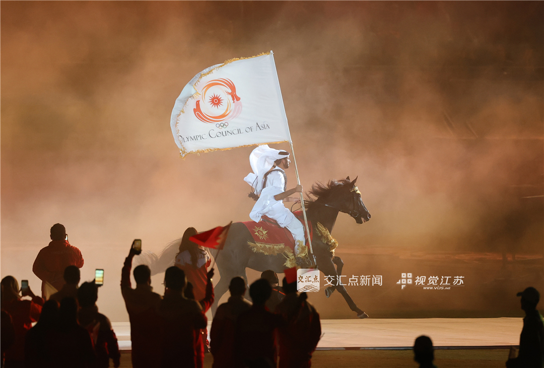 光影之门开启，阿拉伯骑士策马登场，在名古屋亚运会闭幕式的多哈推介环节，骏马载着亚运之约，奔赴多哈。新华日报·交汇点记者 万程鹏 摄