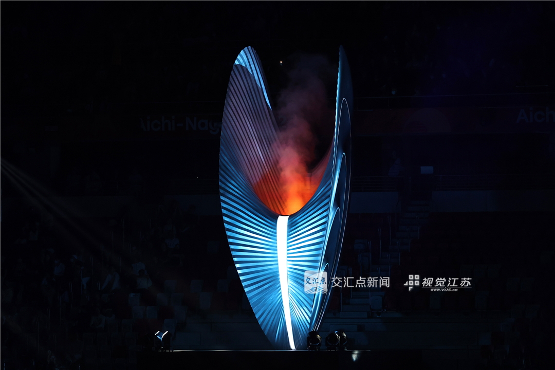 亚运圣火缓缓熄灭。新华日报·交汇点记者 万程鹏 摄