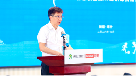 中国儿童少年基金会秘书长李忠明致辞。