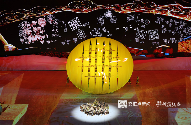 10月15日晚，江苏省第二十一届运动会开幕式在连云港市体育中心体育场举行。以“丝路连云 山海弄潮”为主题的文体展演精彩呈现，综合运用体育元素、艺术表达和数字科技，融入将军崖岩画、西游文化、港口丝路等元素，展示了连云港奋力推动高质量发展、书写新时代“西游记”的崭新气象，展现了全省上下牢记嘱托、感恩奋进，扎实推进中国式现代化江苏新实践的昂扬风貌。新华日报·交汇点记者 吴胜 万程鹏 陈俨 摄