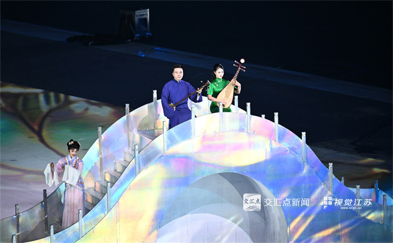 本届省运会是江苏省“十五五”开局之年迎来的首场大型综合性体育赛事，青少年部、高校部和职工部三个板块共有107项次比赛，全省13个设区市、省内高等院校和省各行业协会的超3万名运动员将陆续登场。
新华日报·交汇点记者 吴胜 万程鹏 陈俨 摄