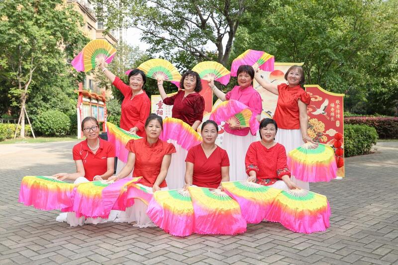 慧湖社区:情暖金秋重阳 便民集市惠银龄