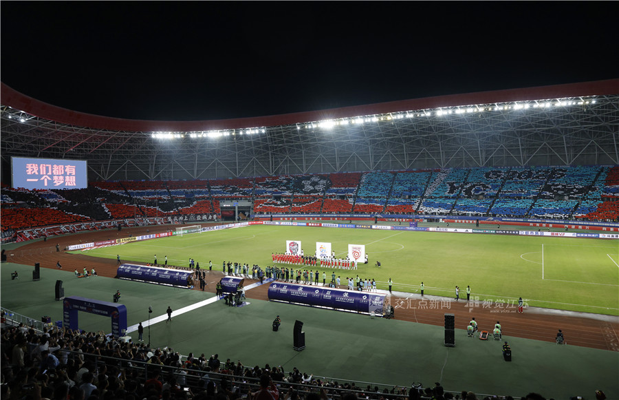 现场1.9万名球迷共同拼出巨型TIFO，致敬盐城队主场，一整面看台汇成独属于盐城的壮阔画卷。新华日报·交汇点记者 万程鹏 摄