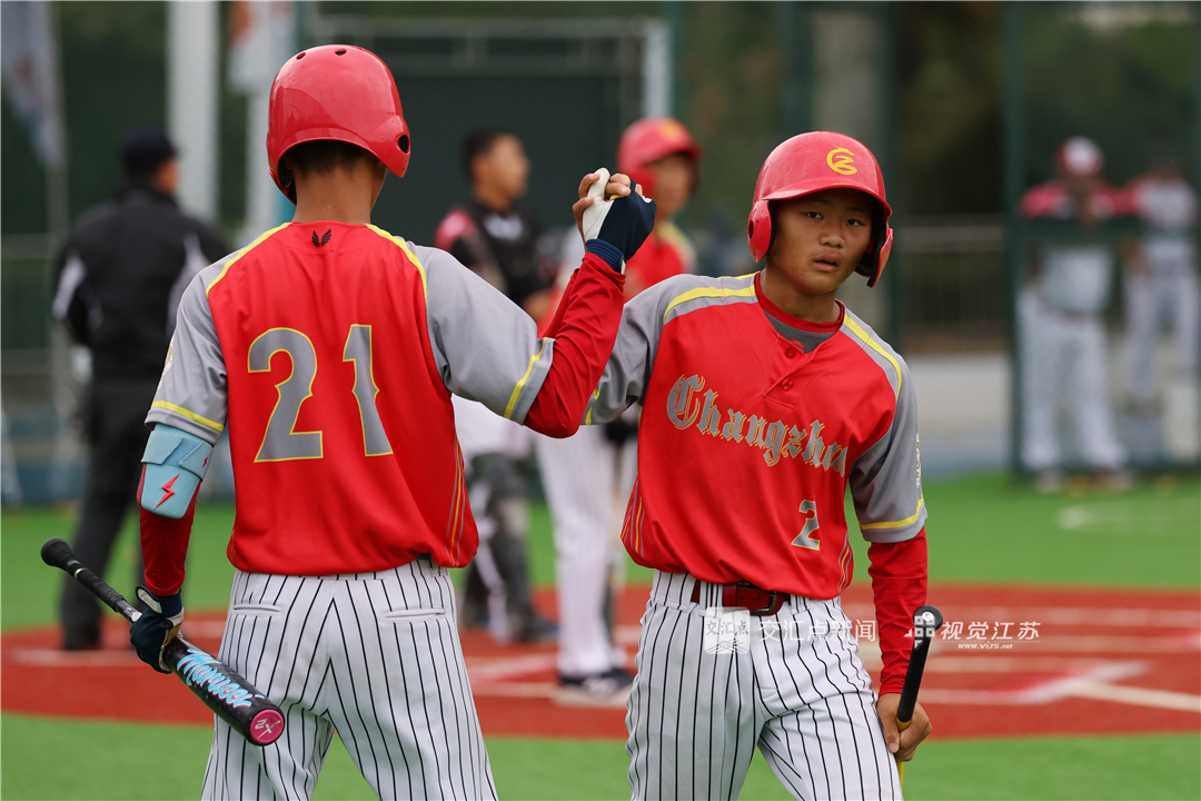10月17日，江苏省第二十一届运动会青少年部棒球项目在连云港迎来收官。多支队伍历经数轮比拼，在绿茵赛场展开最后的角逐。赛场上，投手、捕手、击手配合默契，一次次精准投球、奋力挥棒、快速跑垒，攻防转换紧张刺激。小将们不畏强手，在对抗中展现扎实基本功与团队协作精神，用拼搏诠释青春力量。新华日报·交汇点记者 万程鹏 陈俨 摄
