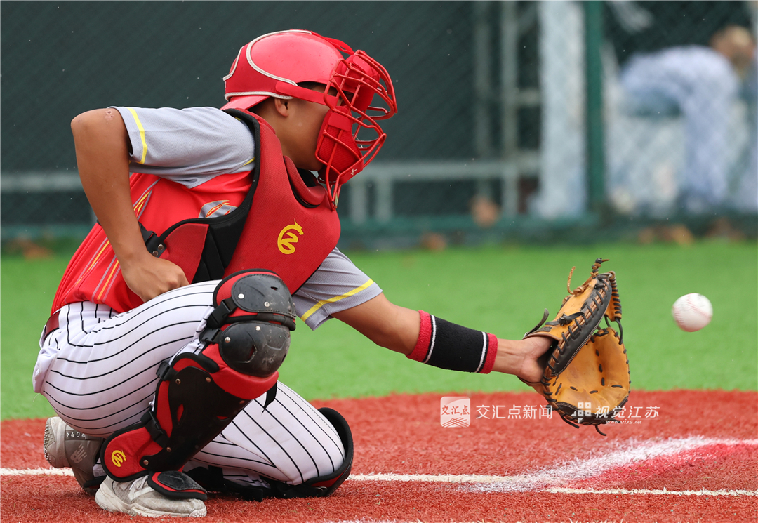 10月17日，江苏省第二十一届运动会青少年部棒球项目在连云港迎来收官。多支队伍历经数轮比拼，在绿茵赛场展开最后的角逐。赛场上，投手、捕手、击手配合默契，一次次精准投球、奋力挥棒、快速跑垒，攻防转换紧张刺激。小将们不畏强手，在对抗中展现扎实基本功与团队协作精神，用拼搏诠释青春力量。新华日报·交汇点记者 万程鹏 陈俨 摄
