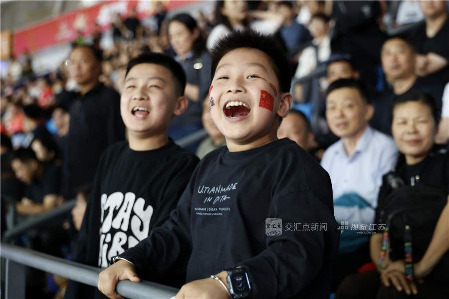 小球迷奋力呐喊，为球队助威。新华日报·交汇点记者 万程鹏 摄