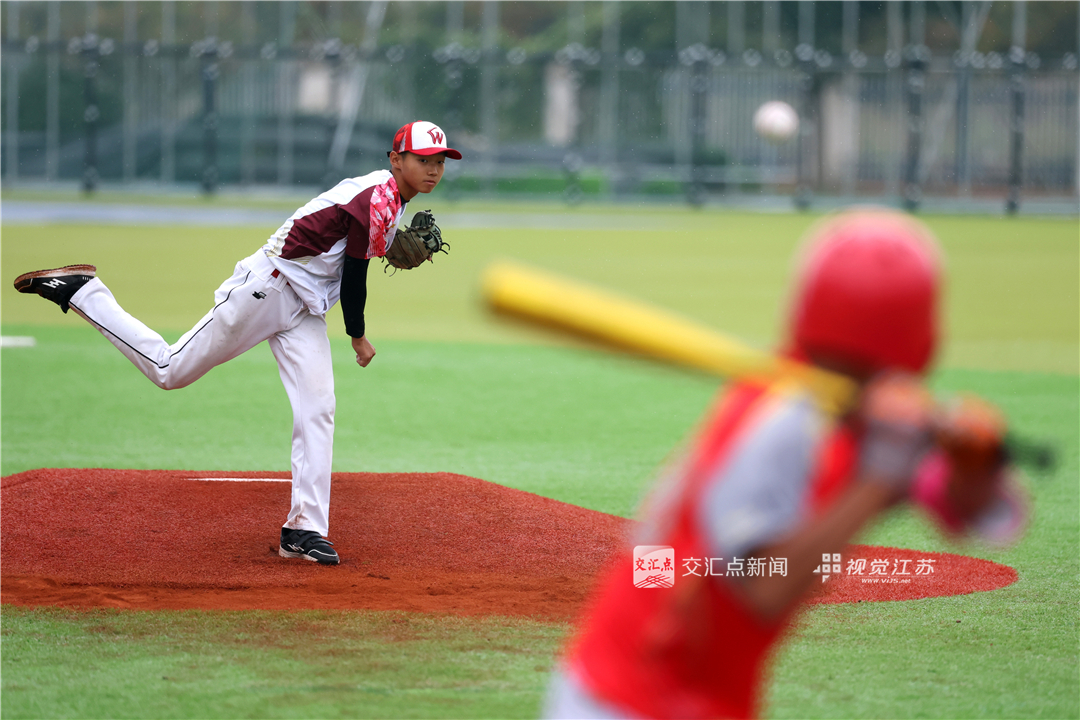 10月17日，江苏省第二十一届运动会青少年部棒球项目在连云港迎来收官。多支队伍历经数轮比拼，在绿茵赛场展开最后的角逐。赛场上，投手、捕手、击手配合默契，一次次精准投球、奋力挥棒、快速跑垒，攻防转换紧张刺激。小将们不畏强手，在对抗中展现扎实基本功与团队协作精神，用拼搏诠释青春力量。新华日报·交汇点记者 万程鹏 陈俨 摄
