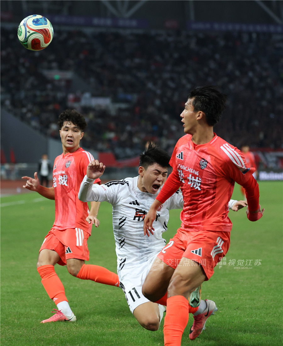 10月17日晚，2026 江苏省城市足球联赛（“苏超”）淘汰赛半决赛首轮比赛，盐城队在盐城奥体中心体育场主场迎战常州队，经过90分钟激战，最终盐城队0∶0战平常州队，双方握手言和，把悬念留到次回合。新华日报·交汇点记者 万程鹏 摄