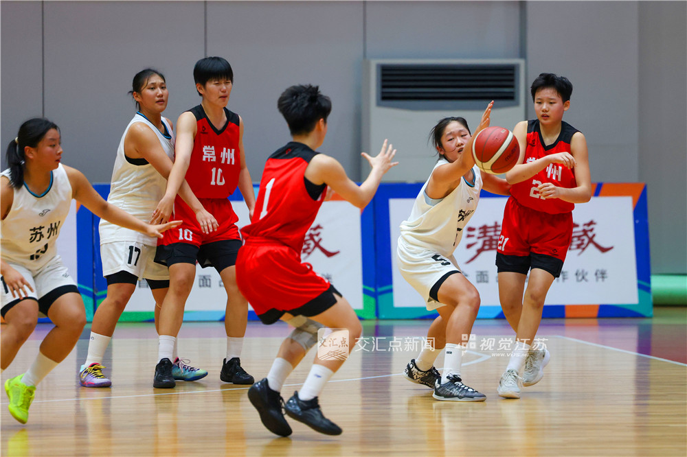 10月18日，江苏省第二十一届运动会青少年部女子篮球比赛（乙组）决赛在连云港市东海高级中学体育馆打响。经过全场激烈比拼，苏州女篮以64:40的比分战胜常州女篮，夺得该组别赛事冠军。
新华日报·交汇点记者 万程鹏 陈俨 摄