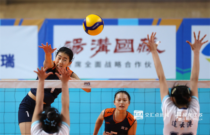 10月21日，江苏省第二十一届运动会青少年部排球（12—13岁组）女子比赛在连云港收官，东道主连云港队与南京队上演巅峰对决。南京队凭借稳定发挥与默契配合，力克连云港队，摘得金牌。新华日报·交汇点记者 万程鹏 陈俨 摄