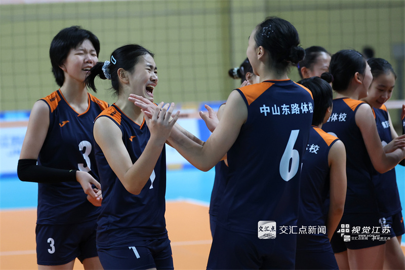 10月21日，江苏省第二十一届运动会青少年部排球（12—13岁组）女子比赛在连云港收官，东道主连云港队与南京队上演巅峰对决。南京队凭借稳定发挥与默契配合，力克连云港队，摘得金牌。新华日报·交汇点记者 万程鹏 陈俨 摄