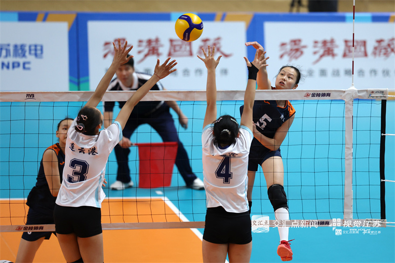 10月21日，江苏省第二十一届运动会青少年部排球（12—13岁组）女子比赛在连云港收官，东道主连云港队与南京队上演巅峰对决。南京队凭借稳定发挥与默契配合，力克连云港队，摘得金牌。新华日报·交汇点记者 万程鹏 陈俨 摄