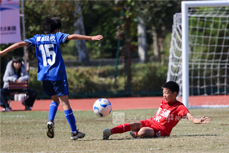10月21日，江苏省第二十一届运动会青少年部足球U11男子组决赛在连云港市灌南县中等专业学校足球场圆满落幕。南通队与南京队在绿茵场上拼满全场，攻防对抗节奏紧凑，此前两队已历经小组赛、交叉赛、名次赛三个阶段的层层筛选，最终南通队凭借稳定发挥战胜南京队，成功卫冕该项目冠军，南京队斩获亚军，苏州队拿下季军。新华日报·交汇点记者 万程鹏 陈俨 摄