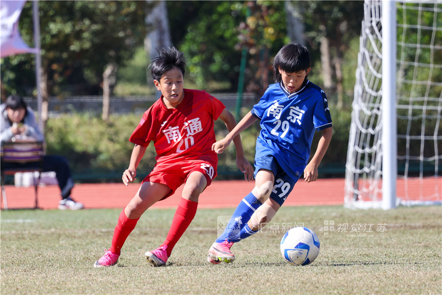 10月21日，江苏省第二十一届运动会青少年部足球U11男子组决赛在连云港市灌南县中等专业学校足球场圆满落幕。南通队与南京队在绿茵场上拼满全场，攻防对抗节奏紧凑，此前两队已历经小组赛、交叉赛、名次赛三个阶段的层层筛选，最终南通队凭借稳定发挥战胜南京队，成功卫冕该项目冠军，南京队斩获亚军，苏州队拿下季军。新华日报·交汇点记者 万程鹏 陈俨 摄