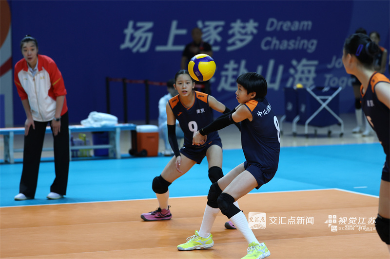 10月21日，江苏省第二十一届运动会青少年部排球（12—13岁组）女子比赛在连云港收官，东道主连云港队与南京队上演巅峰对决。南京队凭借稳定发挥与默契配合，力克连云港队，摘得金牌。新华日报·交汇点记者 万程鹏 陈俨 摄