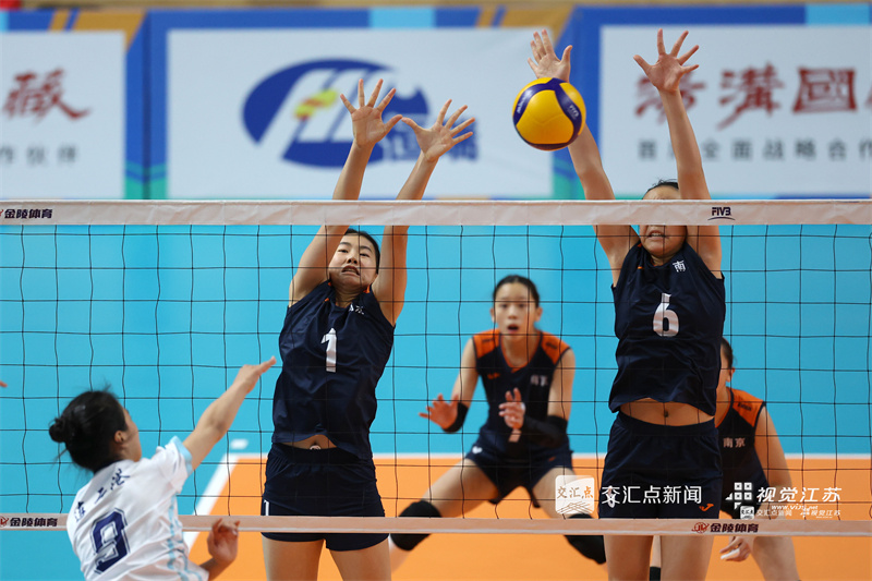 10月21日，江苏省第二十一届运动会青少年部排球（12—13岁组）女子比赛在连云港收官，东道主连云港队与南京队上演巅峰对决。南京队凭借稳定发挥与默契配合，力克连云港队，摘得金牌。新华日报·交汇点记者 万程鹏 陈俨 摄