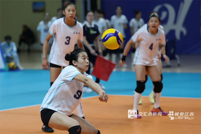 10月21日，江苏省第二十一届运动会青少年部排球（12—13岁组）女子比赛在连云港收官，东道主连云港队与南京队上演巅峰对决。南京队凭借稳定发挥与默契配合，力克连云港队，摘得金牌。新华日报·交汇点记者 万程鹏 陈俨 摄